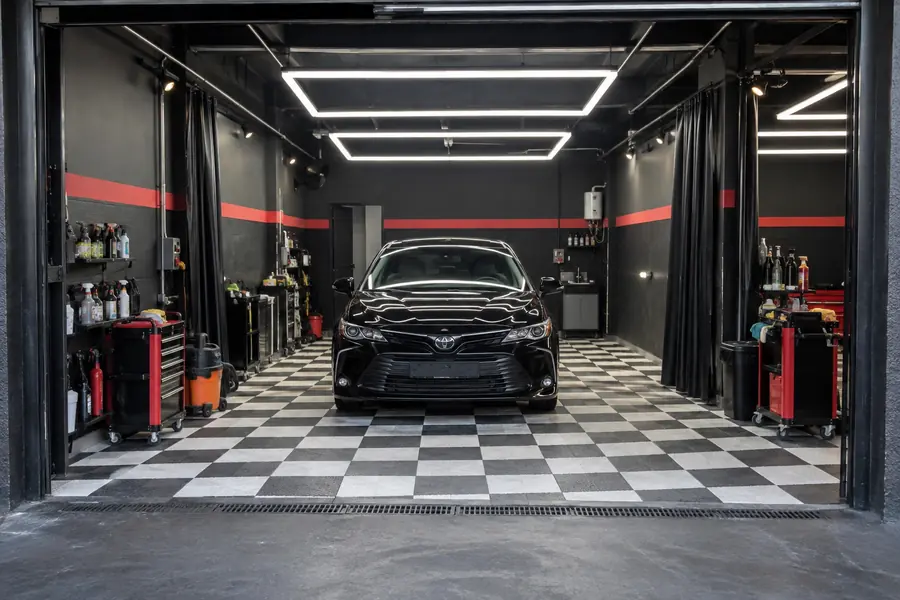 Carro estacionado no box de atendimento da estética automotiva